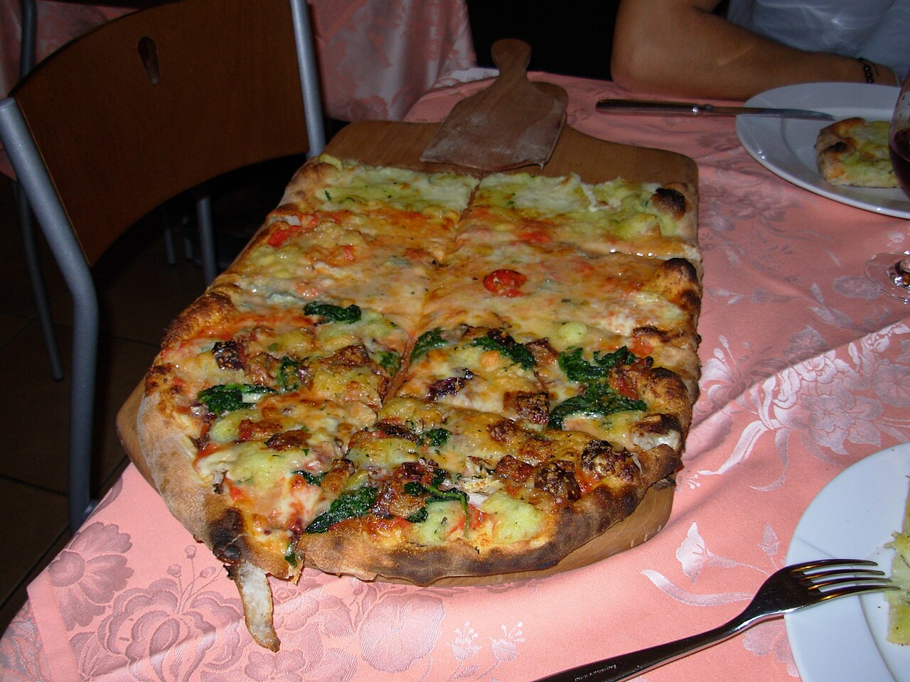 Pizza al metro tagliata a quadrotti