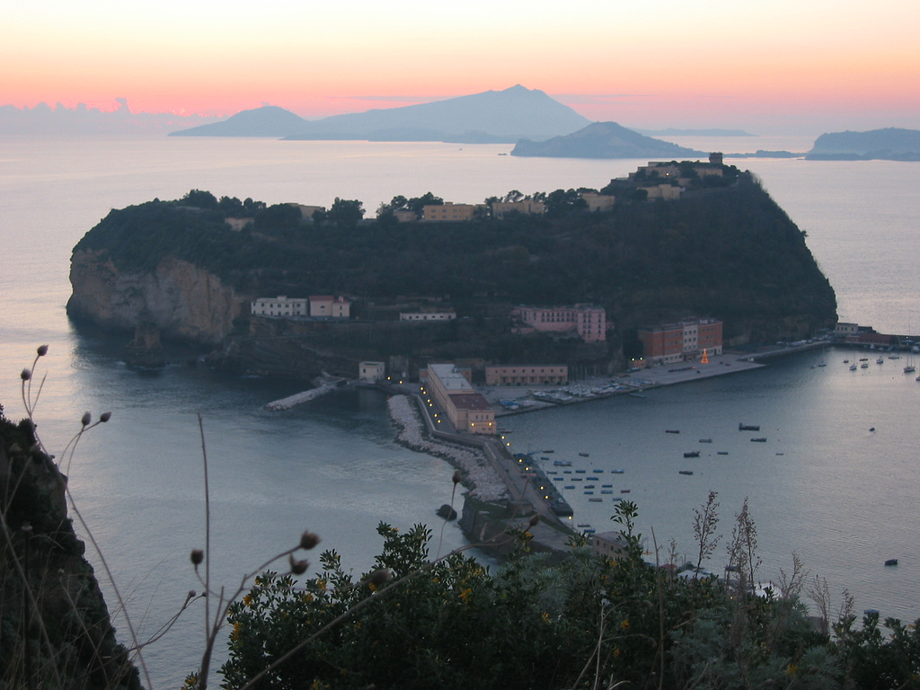 L'isolotto di Nisida al tramonto visto dalla collina di Posillipo